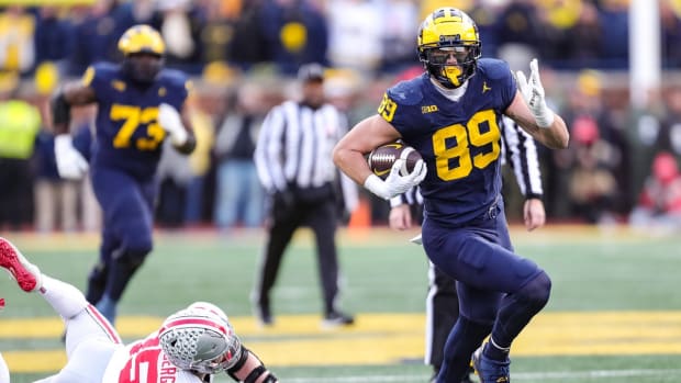 Michigan tight end AJ Barner runs past Ohio State linebacker Tommy Eichenberg during the second half at Michigan Stadium in Ann Arbor on Saturday, Nov. 25, 2023.
